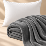 Cobija Flannel Fleece + 2 Almohada Fibra Siliconada